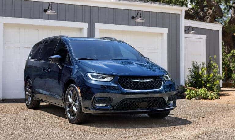 2024 Chrysler Pacifica Exterior Driveway