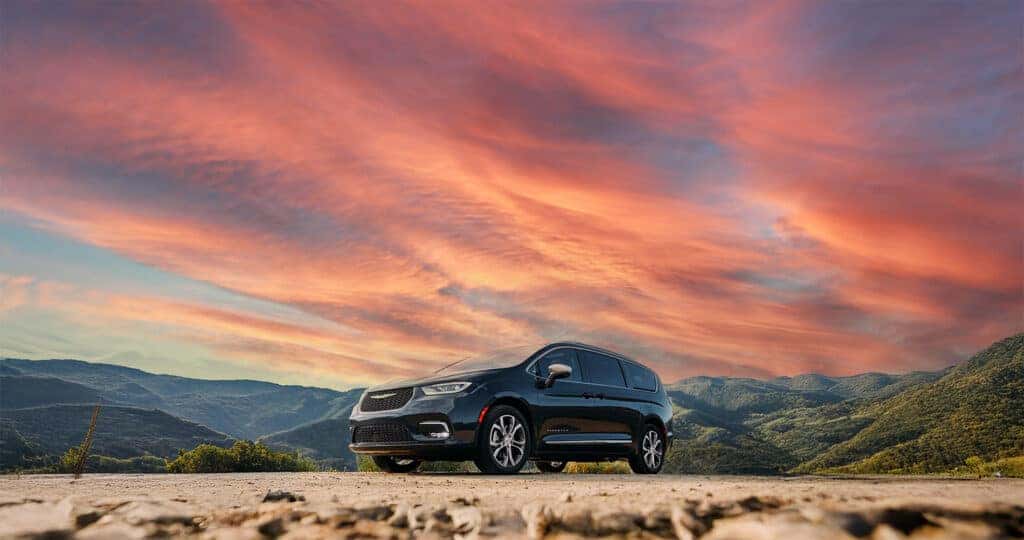 2025-Chrysler-Pacifica-parked-with-mountains-in-background-and-a-cotton-candy-sky