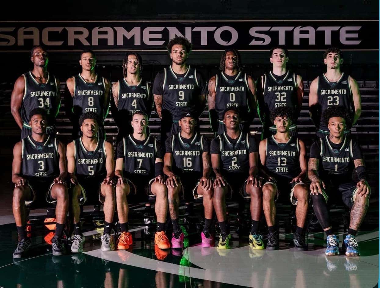 Mike Bibby, Aaron Kallhoff, and Sacramento State players