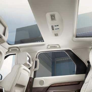 2019 Land Rover Discovery interior features