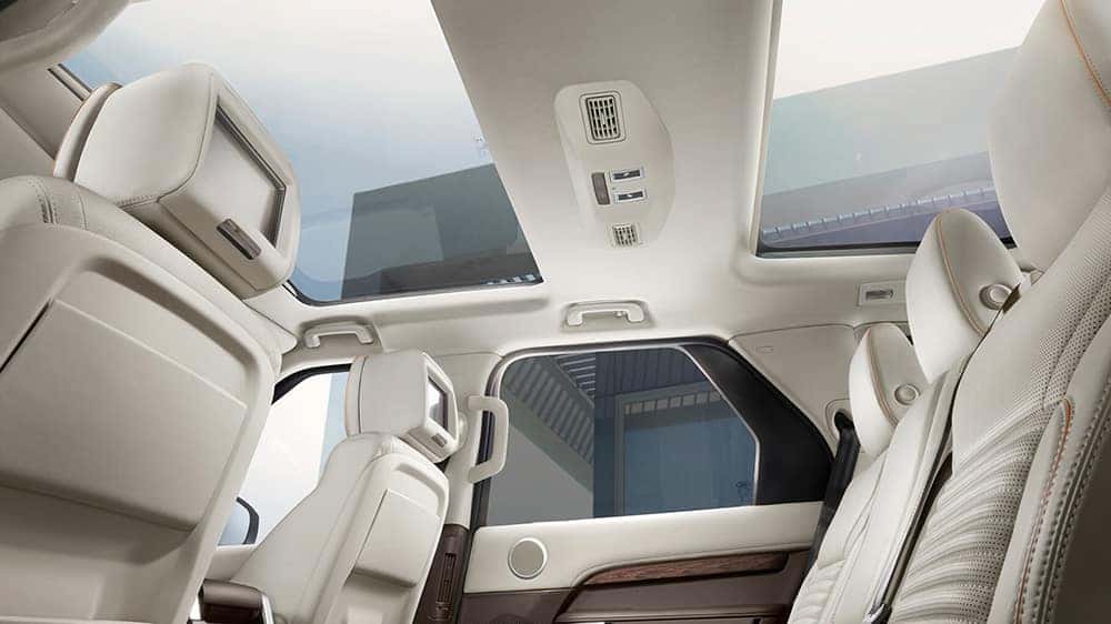 2019 Land Rover Discovery interior features